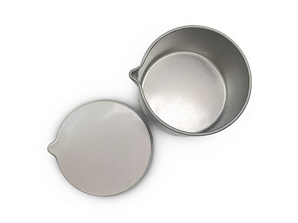 Tin with pouring spout for massage candles